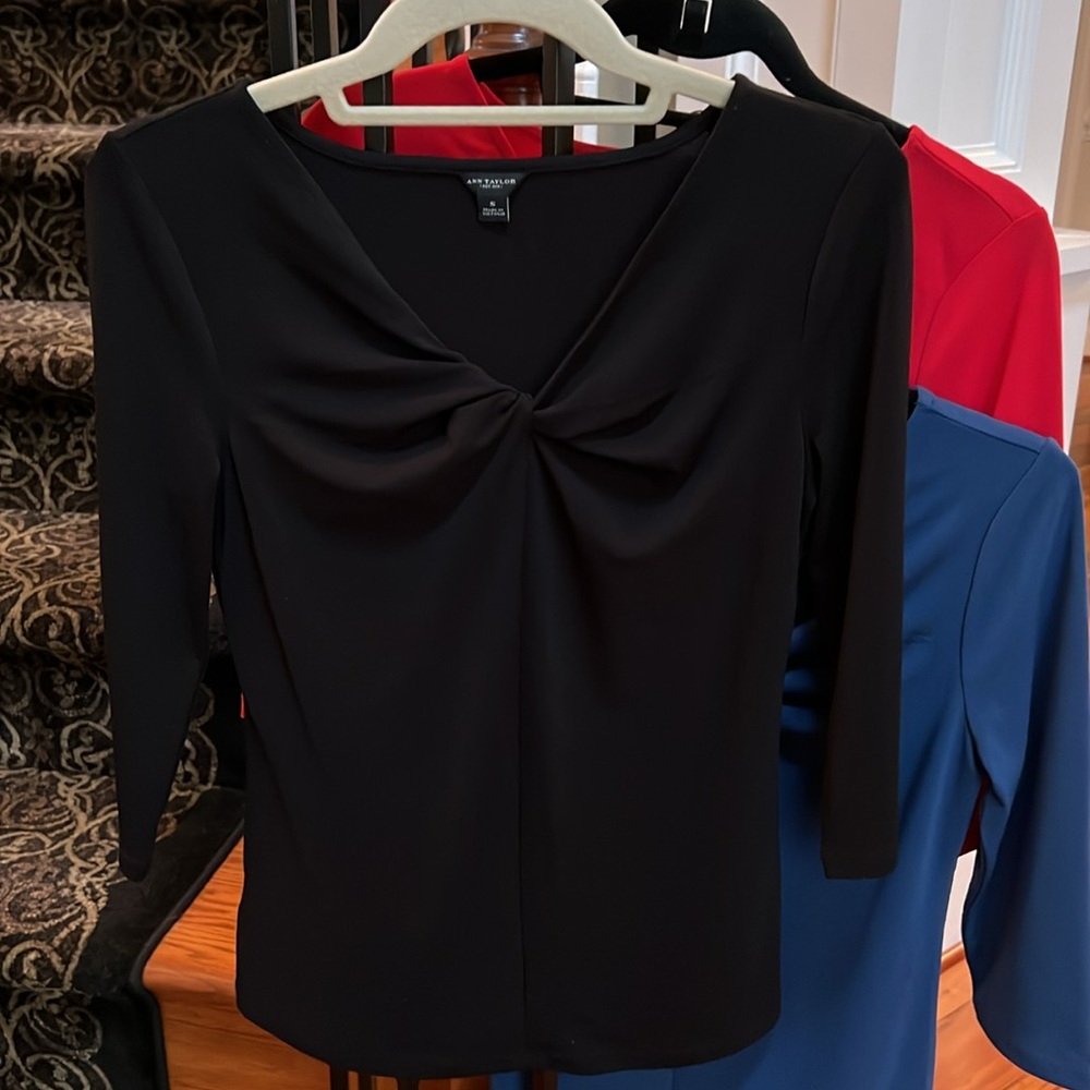 💕Ann Taylor rouched vneck blouse w 3/4 sleeves . Have also in black and red - Picture 4 of 5